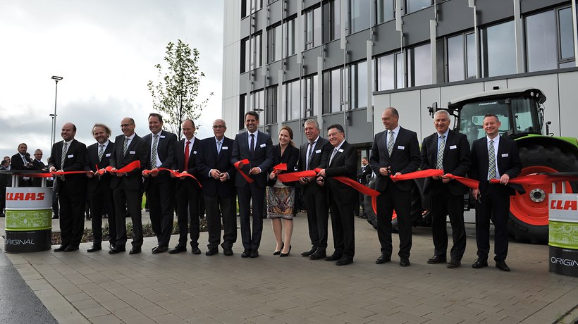 Cutting the ribbon at the opening ceremony (from left): Dr. Carsten Hoff (Managing Director CLAAS E-Systems), Dr. Patrick Claas, Hans Lampert (Executive Board), Jan-Hendrik Mohr (Executive Board), Dr. Michael Lübbersmann (District Administrator), Reinhold Claas, Olaf Lies (Secretary of economy of Lower Saxony), Cathrina Claas-Mühlhäuser, Rainer Spiering (Member of Parliament), Hartmut Nümann (Mayor Dissen), Thomas Böck (Executive Board), Bernd Ludewig (Executive Board), Stephan Vormbrock (Managing Director CLAAS E-Systems). -