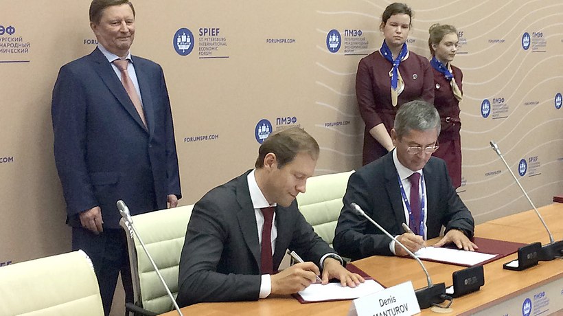 The Russian Minister of Industry and Trade, Denis Manturov (left) and Dr. Ralf Bendisch (General Director of CLAAS Krasnodar) are signing the special investment contract. -
