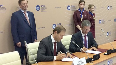 The Russian Minister of Industry and Trade, Denis Manturov (left) and Dr. Ralf Bendisch (General Director of CLAAS Krasnodar) are signing the special investment contract. -